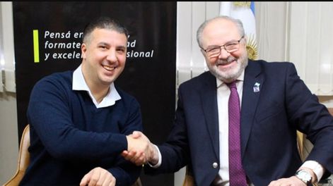 Los Andes | El Presidente de la Fundación Ce.D.E, Gerardo Garino, y el decano de la Facultad de Ciencias Económicas de la Universidad de Mendoza, Carlos González Moretti.