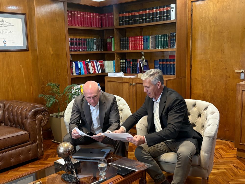 El presidente de la Suprema Corte de Jusitica, Dalmiro Garay, junto al intendente de General Alvear, Alejandro Molero.