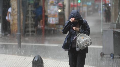 Se espera un sábado mayormente nublado con lluvias y tormentas y marcado descenso de la temperatura.