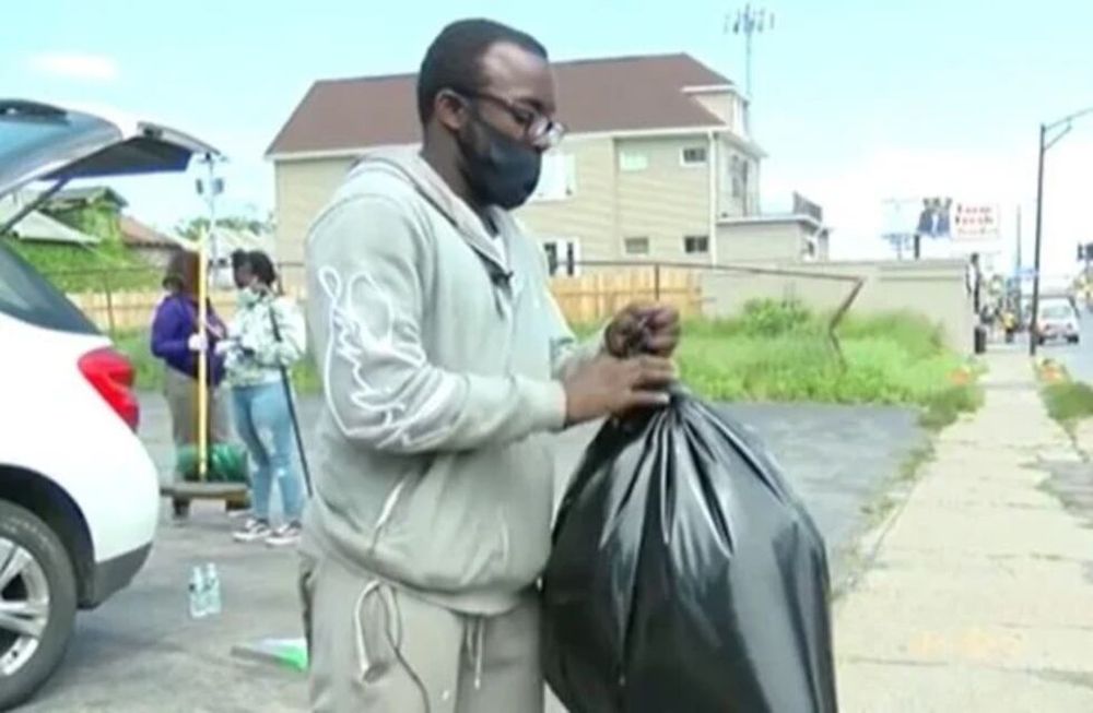 Antonio Gwynn limpió las calles de la ciudad de Búfalo, luego de los destrozos que habían quedado tras las manifestaciones por la muerte de George Floyd.