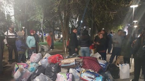 Los Andes | Varias personas se acercaron a la plaza San Martín para recibir donaciones que el Gobierno Nacional le hizo llegar a la Fundación Cristiana Cielos Abiertos.