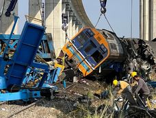 Cayó una grúa sobre un tren de pasajeros en Tailandia