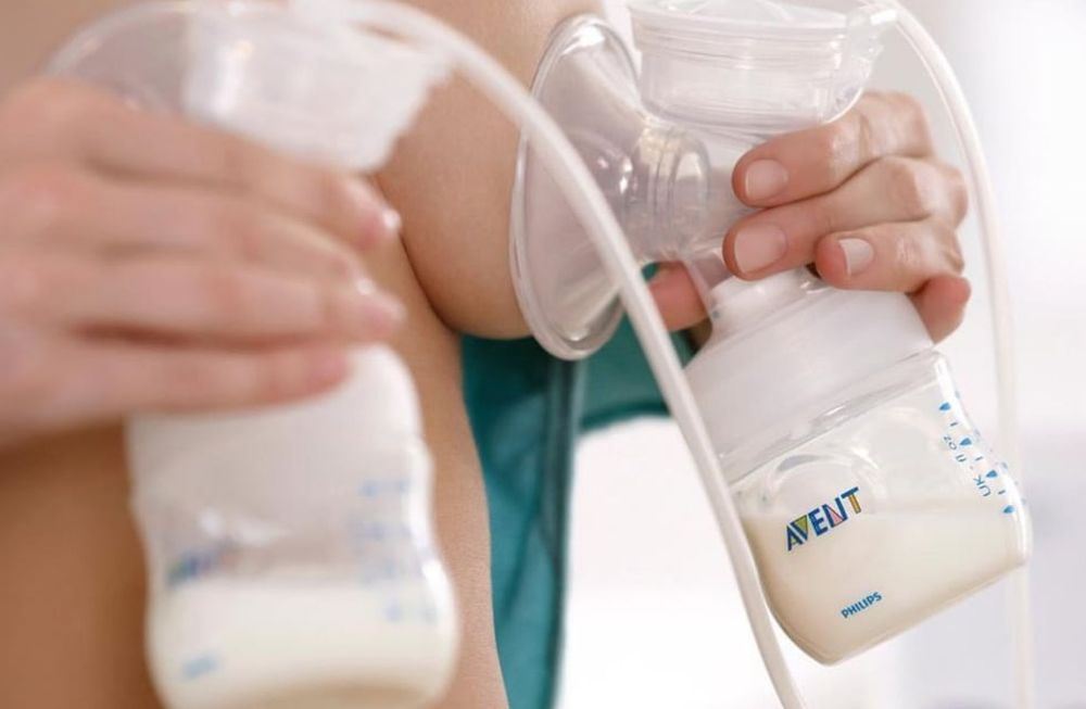 El engaño del supuesto vampiro blanco es que convoca a las mujeres para que vendan leche materna, a las que saca con un extractor, pero después quiere beber de sus pechos.