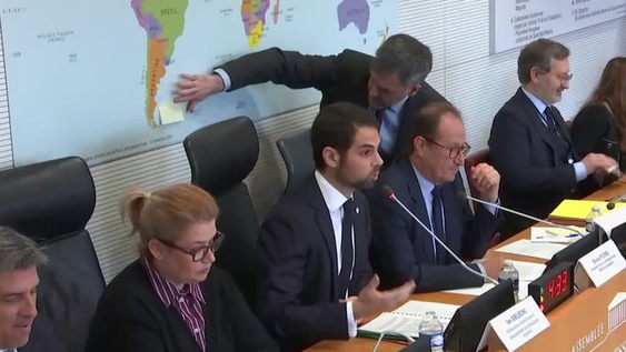 El embajador argentino exigió tapar un mapa de Malvinas para continuar una audiencia en Francia.