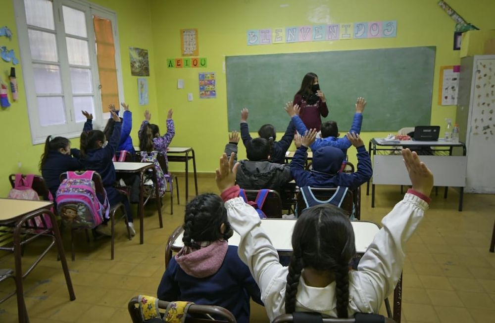 Este lunes por la mañana, los primeros alumnos de salas de 4 y 5 y de primero, segundo y tercer grado volvieron a la presencialidad absoluta en las escuelas de Mendoza. Foto: Orlando Pelichotti / Los Andes