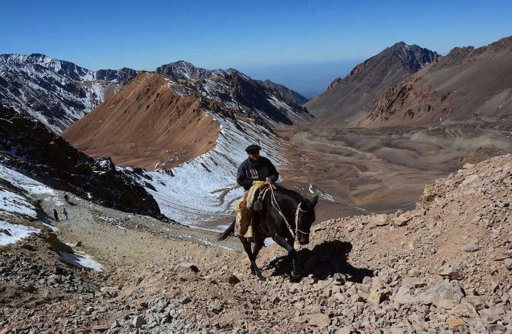 Lemos incursionó en las crónicas viajeras. Para esto realizó un viaje entre nuestra provincia y Chile que sirvió de base al texto que llamó: “Apuntes de un viaje, de Mendoza a Valparaíso”.