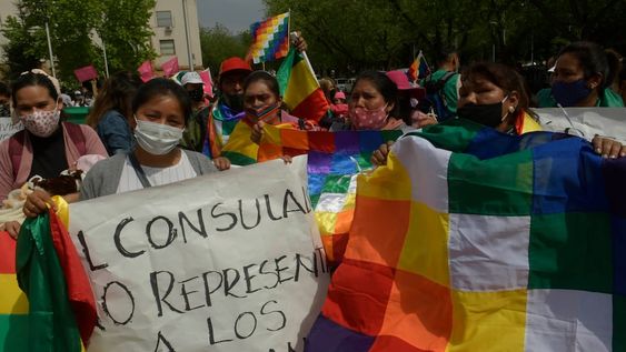 Los residentes de Bolivia reclamaron ante la Casa de Gobierno para que puedan votar en las próximas elecciones en ese país. Foto: Orlando Pelichotti / Los Andes.