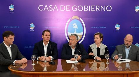 Los Andes | El gobernador Alfredo Cornejo y la ministra de Energía y Ambiente, Jimena Latorre, junto a los representantes de la empresa Genneia. Foto: Prensa Mendoza