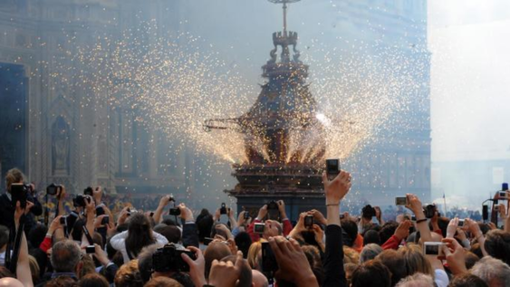 Scoppio del Carro, una tradición italiana en Semana Santa que incluye fuegos artificiales.