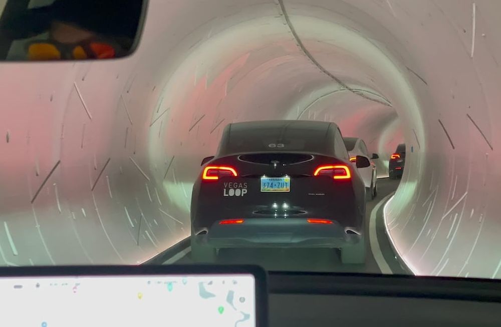 Elon Musk, a través de “The Boring Company” en Las Vegas creó el túnel monocarril llamado Vegas Loop. Esto se hizo para evitar esas calles con aglomeraciones de vehículos, lo particular de esto es que ya tuvo su primer embotellamiento.