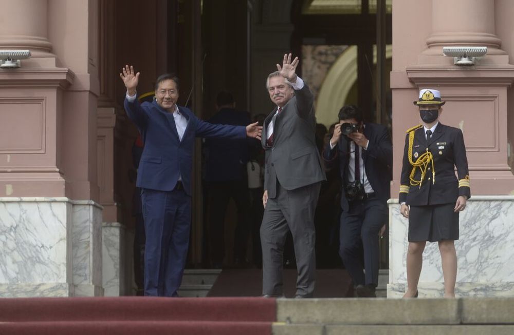 El presidente  Luis Arce de Bolivia y Alberto Fernández presidente  argentino en la Casa Rosada.  Foto clarin