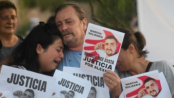 Familiares y amigos de Alexis Parlanti realizaron una marcha en la zona del barrio La Favorita de Ciudad pidiendo justicia y esclarecimiento del accidente. - Foto: José Gutierrez / Los Andes