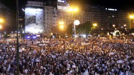 8N: una inmensa multitud sin centro
