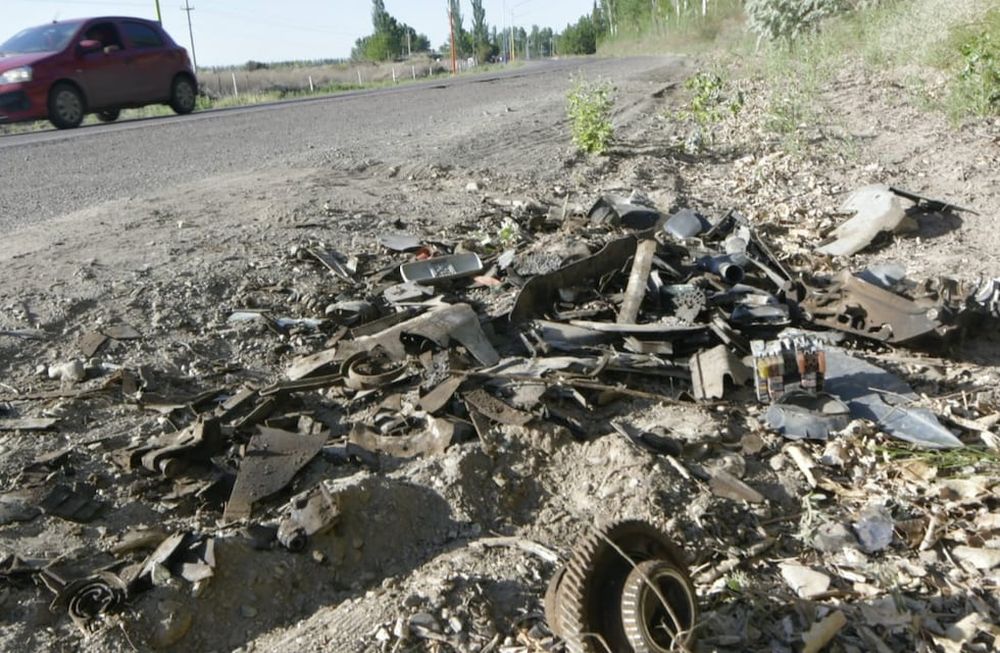 Restos de los vehículos que quedaron destrozados tras el choque frontal en la ruta 24, en el ingreso a la villa de Lavalle, el domingo a la madrugada. Cinco jóvenes perdieron la vida. Orlando Pelichotti / Los Andes