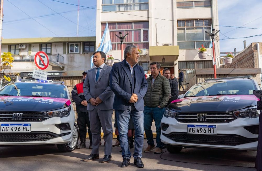 El gobernador Alfredo Cornejo y el intendente Francisco Lo Presti presentaron la nueva flota de vehículos para la Guardia Urbana Municipal. Foto: Prensa Mendoza