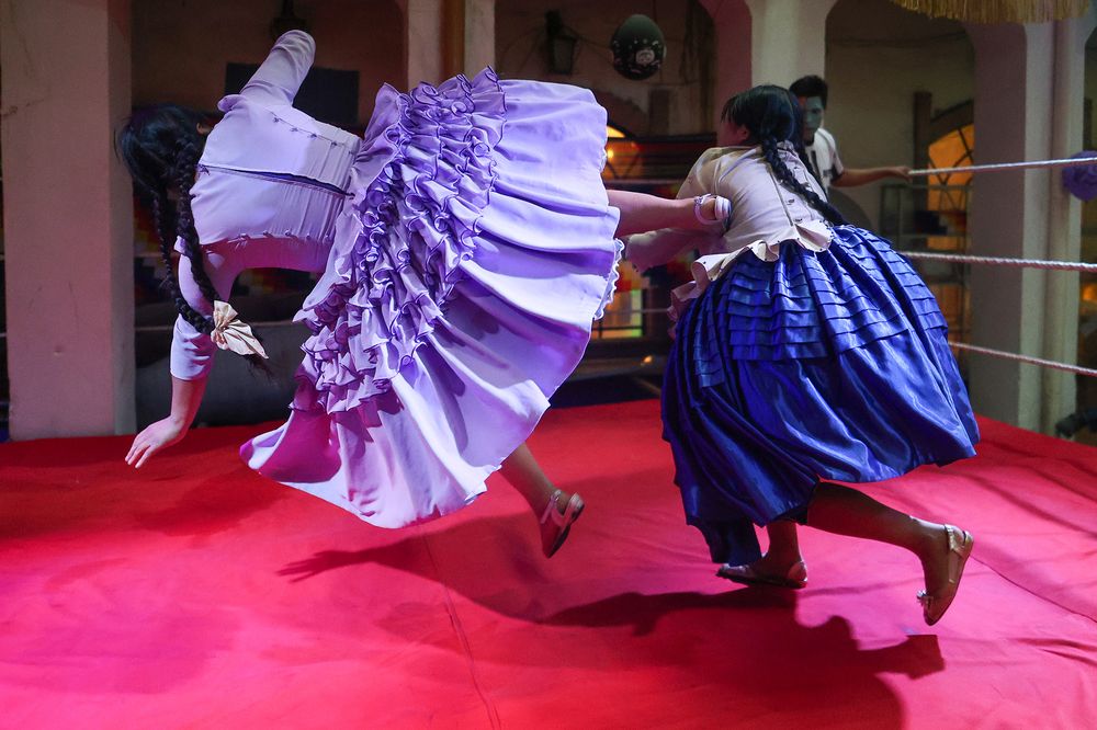 Las peleas de cholitas (mujeres de pollera) son un espectáculo cultural y deportivo muy conocido, mezcla de lucha libre, turismo y tradición aimara. Son combates inspirados en la lucha libre mexicana y el catch boliviano. Combinan acrobacias, humor, actuación y una narrativa donde muchas veces la cholita lucha contra 'el abusivo' o 'el villano'.