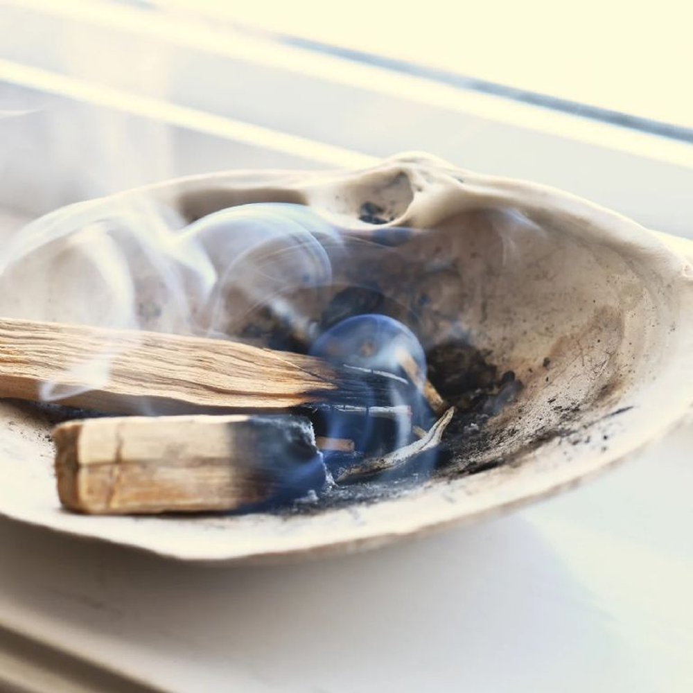 La limpieza con palo santo es ideal para equilibrar las energ&iacute;as.