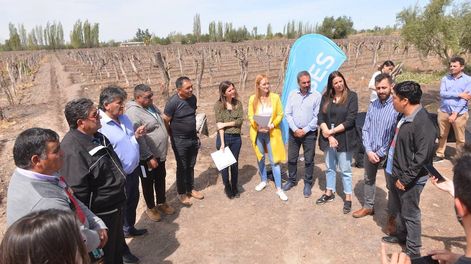 Los Andes | Entrega de Jubilaciones a viñateros de la provincia (sept 22). En la foto, Raverta, la titular de Anses, Gallo, el jefe regional del organismo, Anabel Fernández Sagasti y trabajadores de viña.