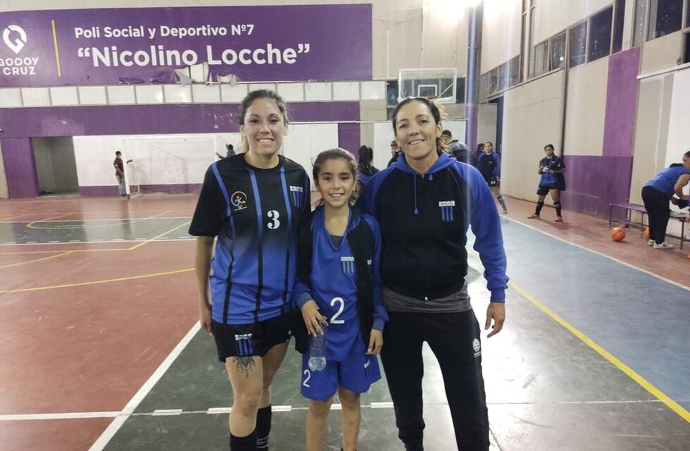Mónica Barón, Estefanía Yuma Barón y Milagros Calderón Yuma, abuela, madre e hija que hacen historia en Alianza.