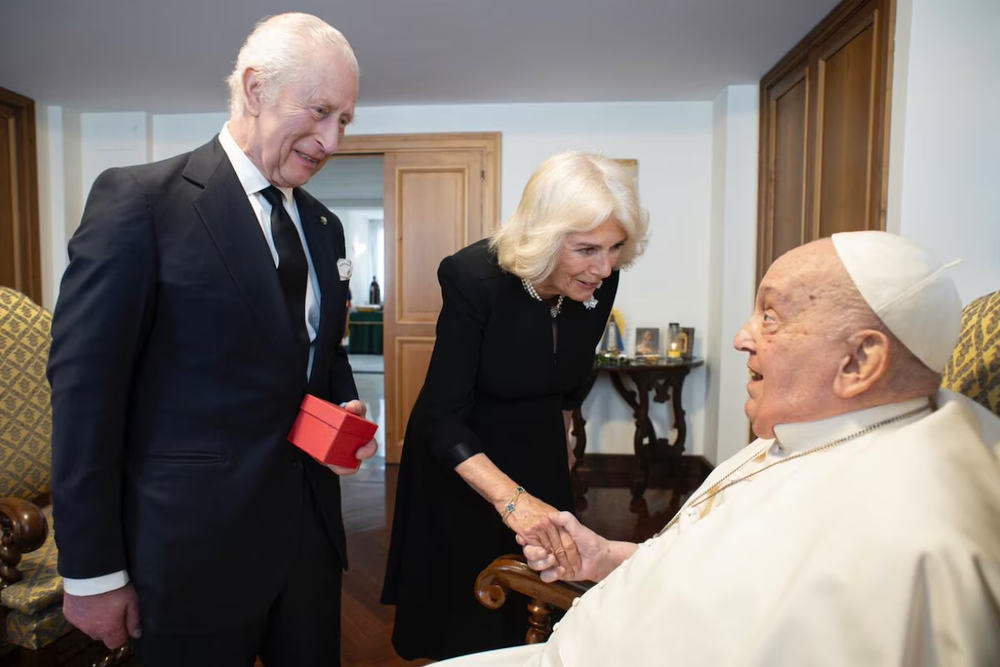 Los reyes británicos visitaron al Papa Francisco.