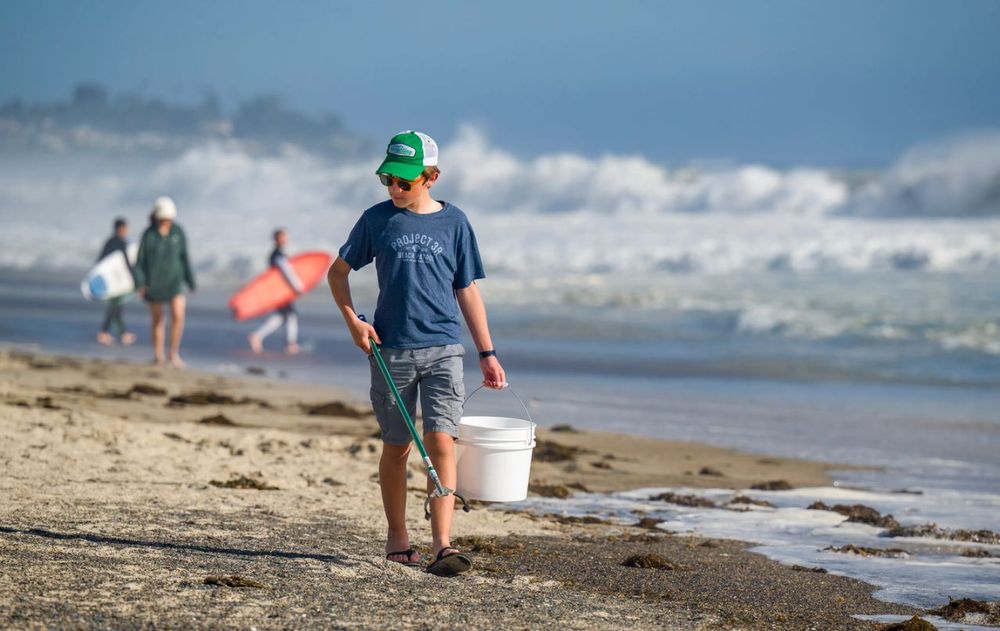 Entre sus acciones se destacaron las jornadas de limpieza de playas, las charlas educativas y las campañas para promover el reciclaje.