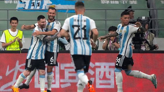 Messi abraza a Pezzella, los goleadores del partido. / AP