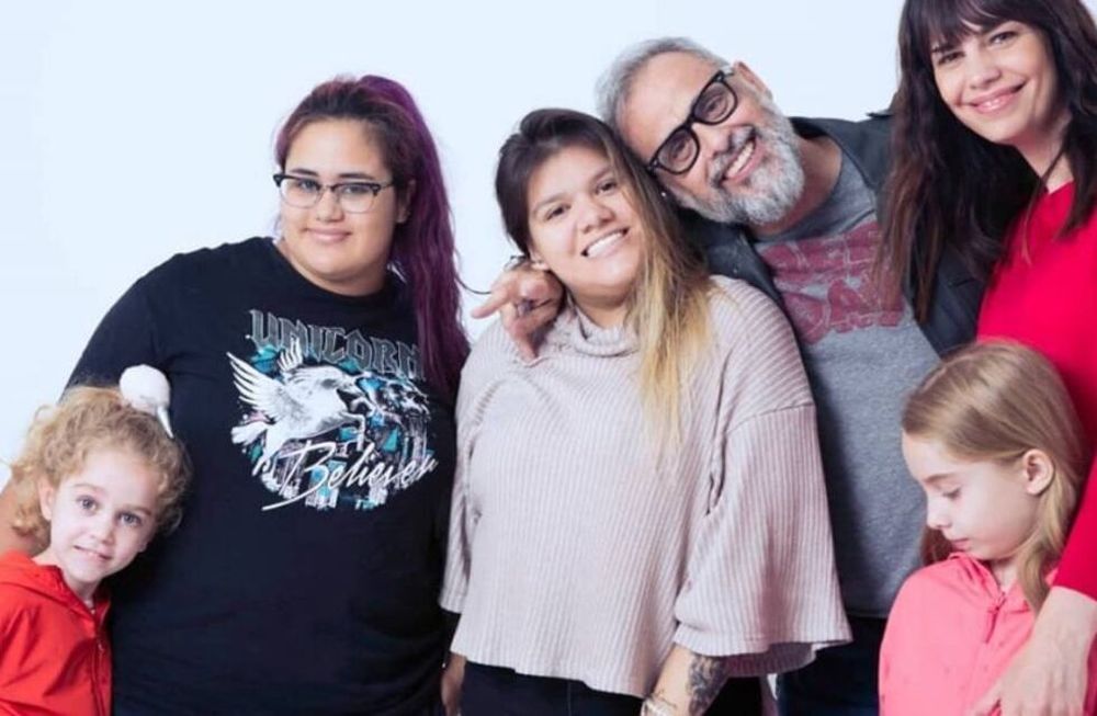 El conductor se mostró indignado al ver las fotos que subieron sus hijas a las redes sociales