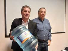 El consejero del Río Atuel, Gustavo Villegas, acompañado por el superintendente de Irrigación, Sergio Marinelli.