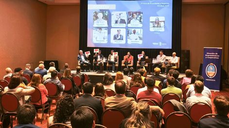 Una nutrida concurrencia escuchó atenta a los panelistas invitados.