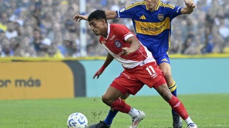 Los Andes | Ander Herrera presiona para recuperar la pelota ante José Herrera, de Argentinos /Foto: Fotobaires