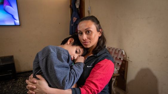 Daiana Gómez y su hijo Facundo quien tiene ECNE por un accidente de tránsito y por los recortes en prestaciones no puede acceder a sus terapias. Foto: Ignacio Blanco / Los Andes