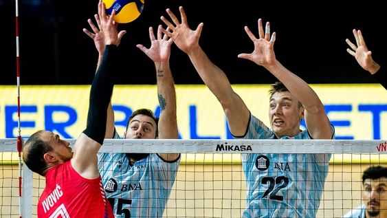 GANO ARGENTINA. La Selección venció a Serbia 3-1 (-19, 16, 19, 18) y tiene pie y medio en la Fase Final por 1° vez en su historia. / Gentileza.