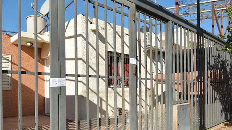 Los Andes | La casa ubicada en la manzana “B” del barrio Sarmiento fue precintada tras la violenta pelea y posterior asesinato. | Foto: Cristian Guzzo / Los Andes