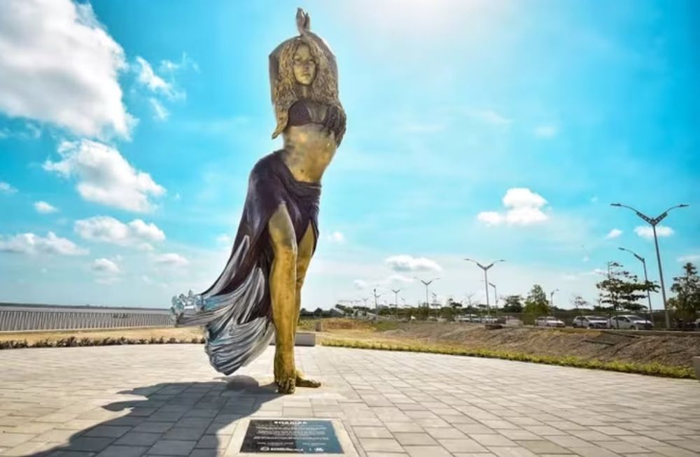 Se cometió un error al escribir el nombre del artista encargado de la obra en la placa del monumento. Foto: Instagram - Shakira