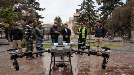 Ulpiano Suarez supervisó la pulverización con drones del arbolado público en Plaza España