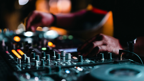Un famoso DJ acusado de abuso sexual se defendió y alegó que padece de sonambulismo sexual