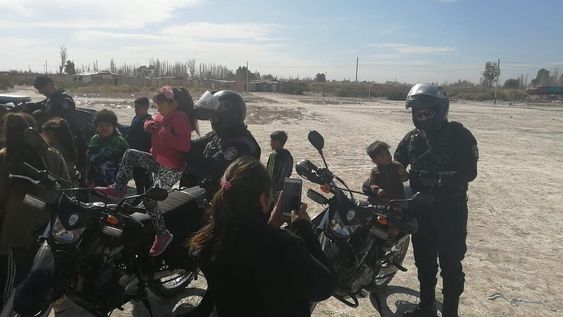 Policías de la Unidad Especial de Patrullaje festejaron el día del Niño en Guaymallén en una tarde llena de alegría. - Gentileza / Ministerio de Seguridad