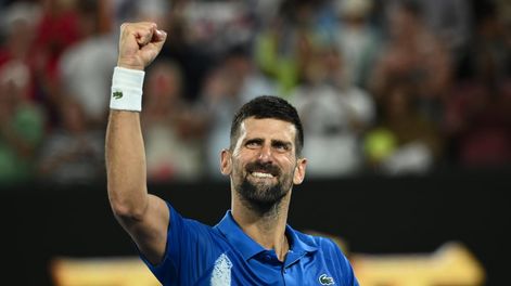 Melbourne (Australia), 21/01/2025.- Novak Djokovic of Serbia reacts during his Mens Singles quarterfinal match against Carlos Alcaraz of Spain at the Australian Open tennis tournament in Melbourne, Australia, 21 January 2025. (Tenis, España) EFE/EPA/JOEL CARRETT AUSTRALIA AND NEW ZEALAND OUT