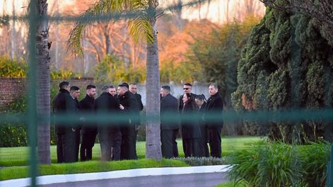 Familiares y allegados de Jorge Messi se reúne en el cementerio de Rosario durante su sepelio.