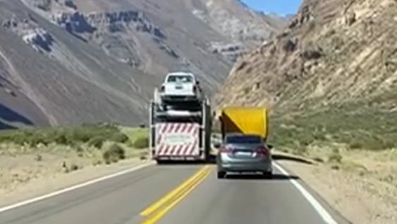 Camión sobrepasa la doble línea amarilla y casi provoca una tragedia en la ruta 7 (Captura de video - Archivo)