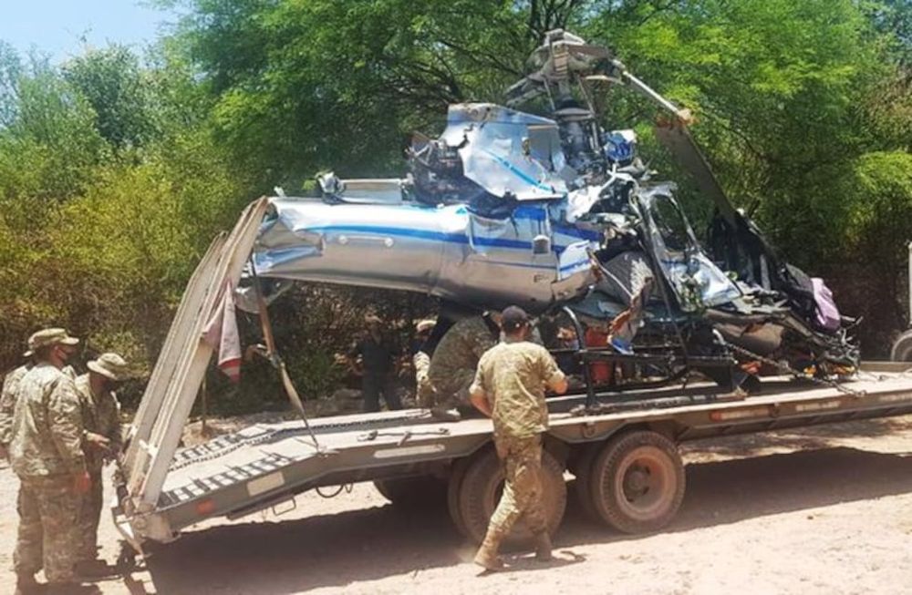 Con el apoyo de personal de la Policía de Salta y del Ejército Argentino, y tras un trabajo de más de seis horas, se lograron extraer los restos del helicóptero del empresario fallecido - Gentileza Infobae