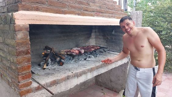 parrillero. Emiliano era el primero en levantar la mano cuando se necesitaba un asador. Lo caracterizaba su buen humor. Foto: gentileza