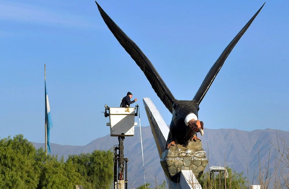 Últimos retoques al monumento icónico de Mendoza. Foto: Orlando Pelichotti / Los Andes