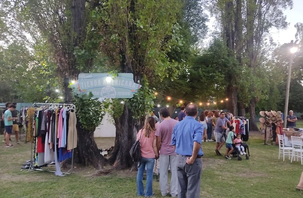 Las ferias americanas han ido ganando adeptos entre quienes buscan ropa de calidad a menor precio.