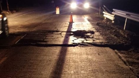Pozo en el puente que pasa sobre el arroyo Los Puquios, en la ruta 7