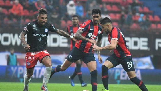 Papelón: el partido entre San Lorenzo y Argentinos se demoró por la indumentaria