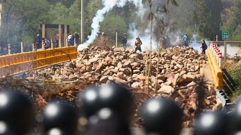 Los Andes | Simpatizantes del expresidente de Bolivia, Evo Morales, se enfrentan con integrantes de la Policía Boliviana este viernes, en Parotani (Bolivia). EFE/ Luis Gandarillas