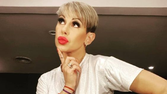 La foto ardiente de Mónica Farro acostada boca abajo con un hilo dental y la mano de su marido sobre su cola