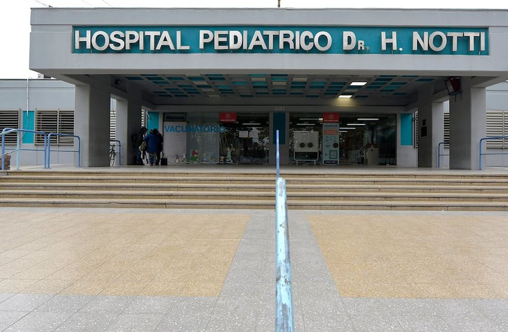 Por falta de guardía en un hospital privado, señalaron que los servicios del Hospital Pediátrico Humberto Notti tuvieron una mayor demanda el domingo. / Foto: Orlando Pelichotti