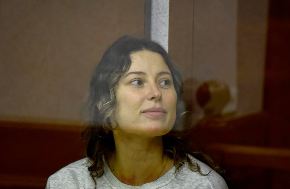 La ciudadana ruso-estadounidense Ksenia Karelina, sentada durante el juicio.
